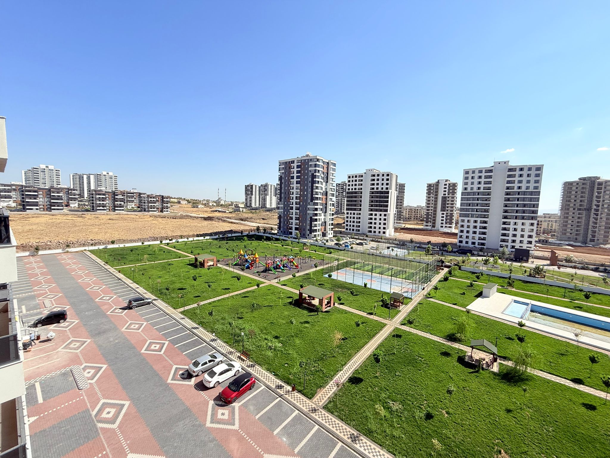 KAYA EMLAK' TAN CEZAEVİ KARŞISI RİVA YAPIDA 6. KAT 3+1 SATILIK DAİRE